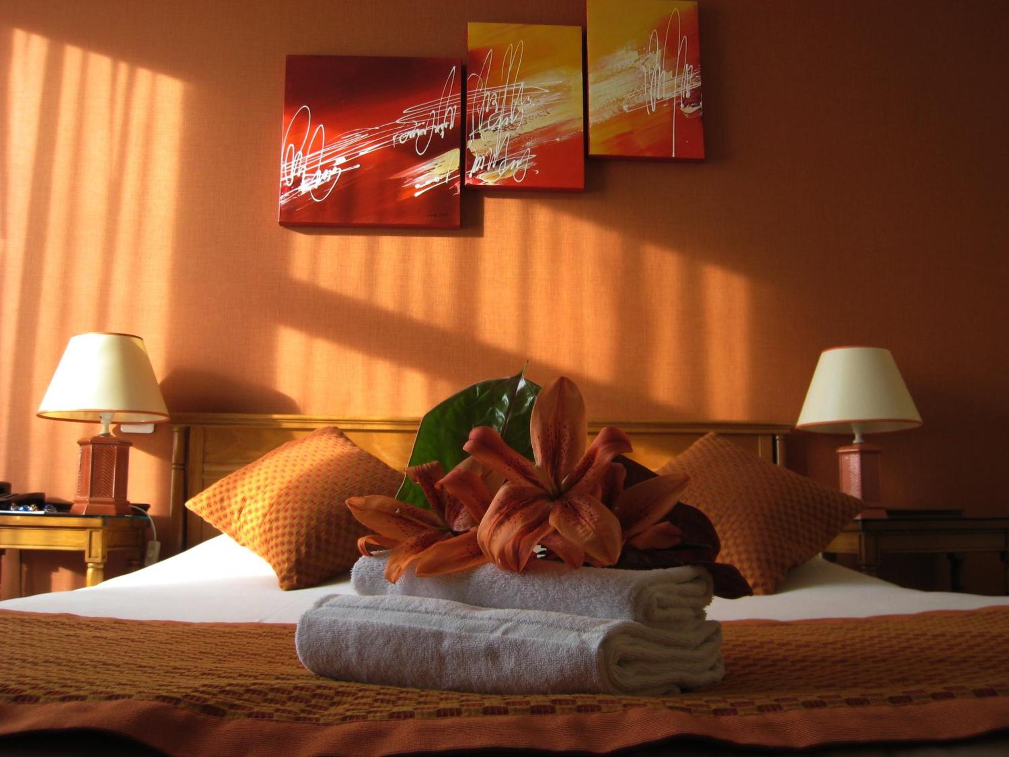 Le Grand Monarque Hotel Melun Exterior photo