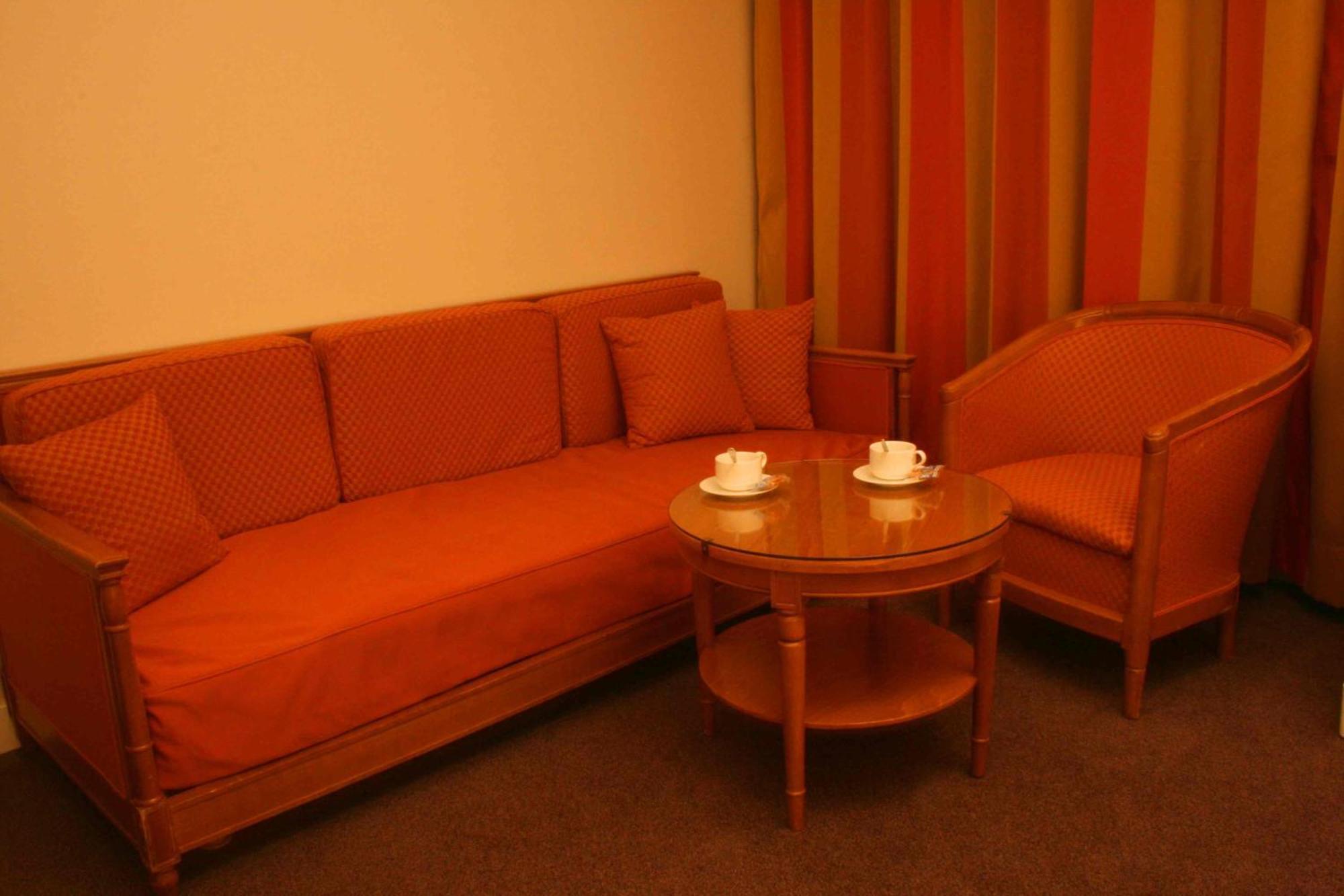 Le Grand Monarque Hotel Melun Exterior photo