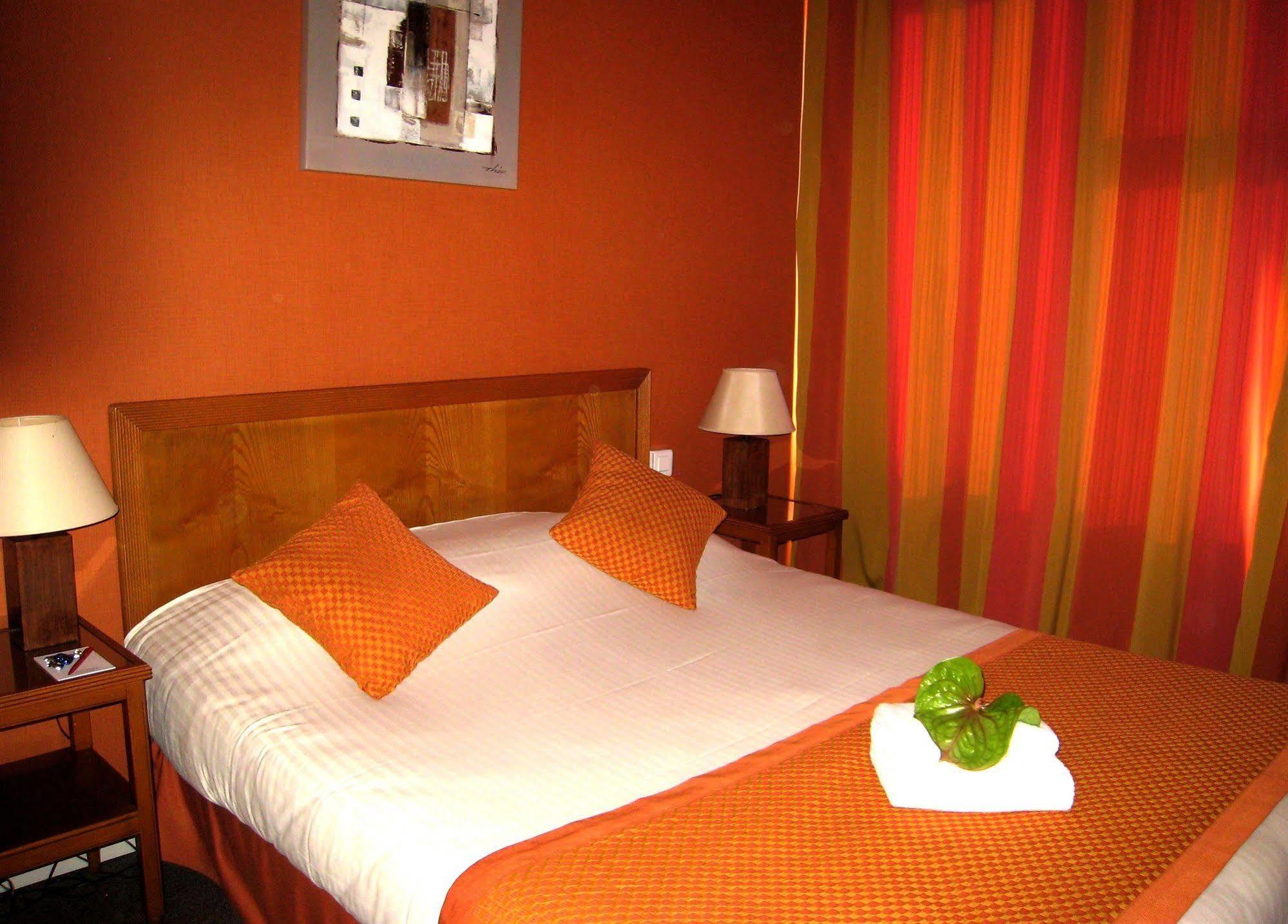 Le Grand Monarque Hotel Melun Exterior photo