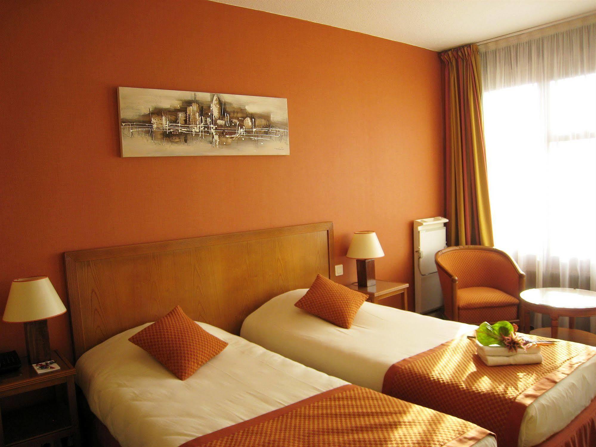 Le Grand Monarque Hotel Melun Exterior photo