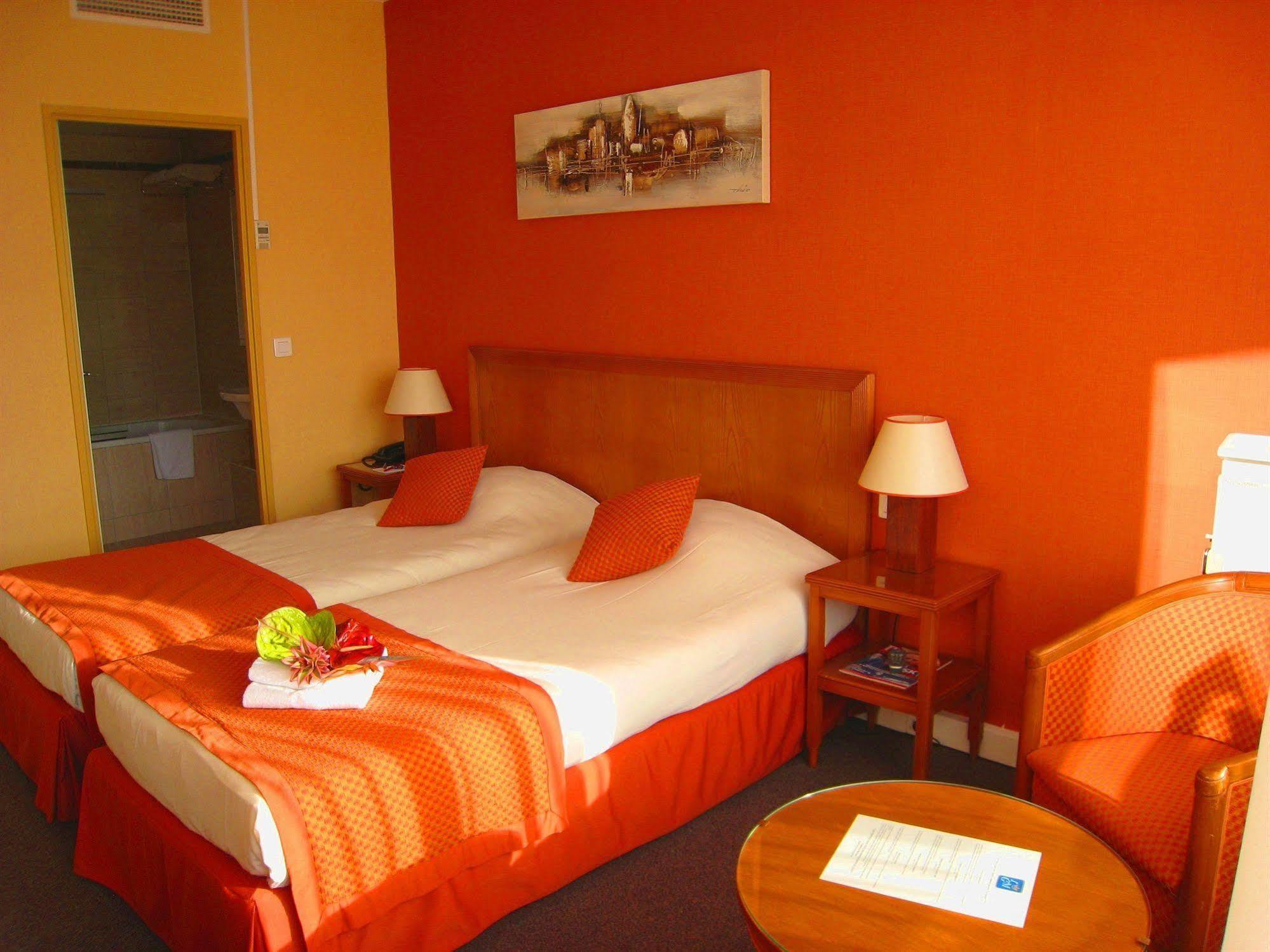 Le Grand Monarque Hotel Melun Exterior photo